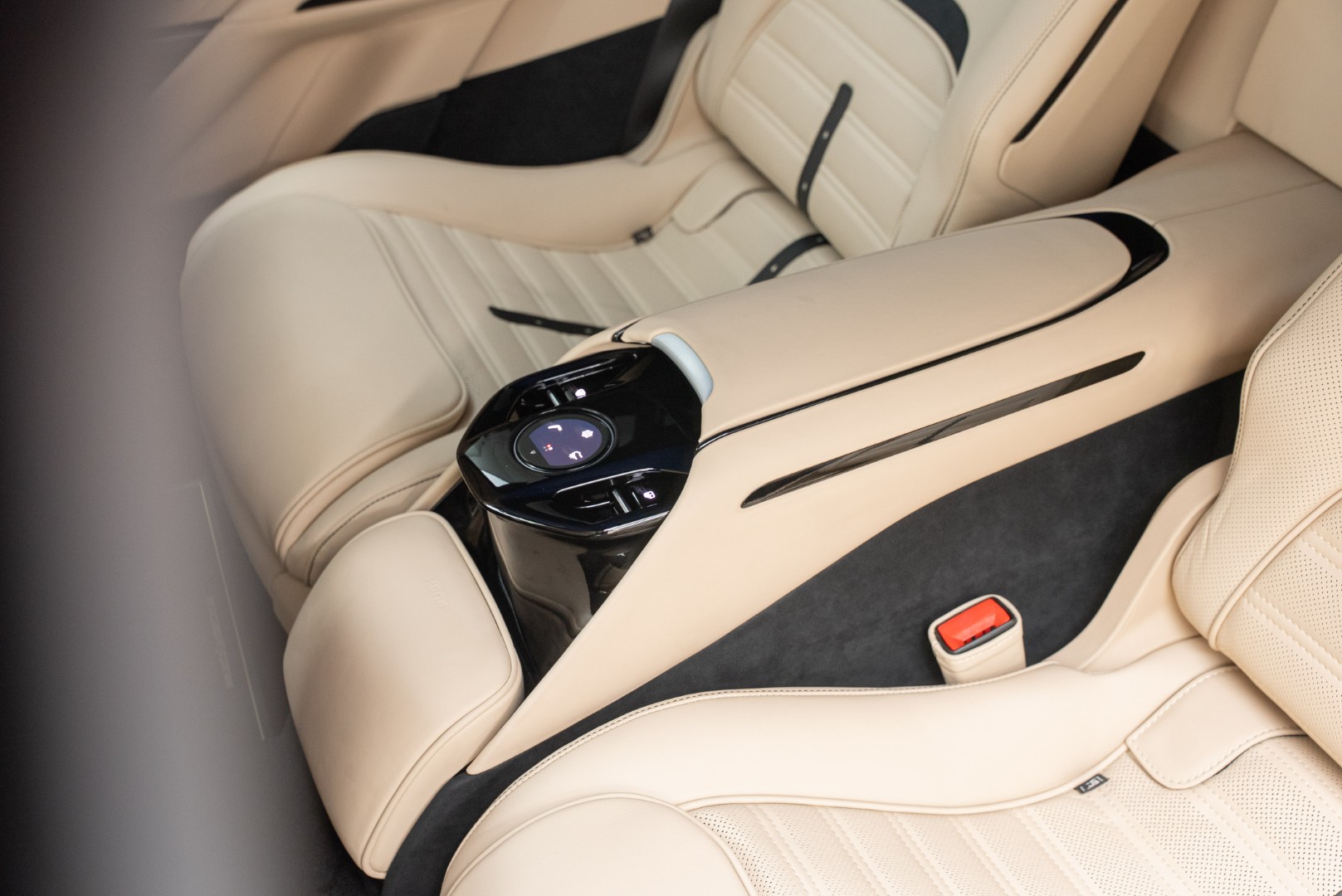 2025 FERRARI PUROSANGUE | FULL CARBON | MAIN DEALER SERVICE | HIGH SPEC
